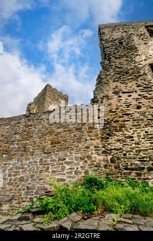 Uber die eindrucksvolle Niederburg Kobern-Gondorf im Frühling, Mosel, Rheinland-Pfalz Stockfoto