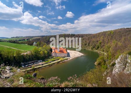 Blick auf das Weltenburger Kloster im Frühling, Kehlheim, Bayern Stockfoto