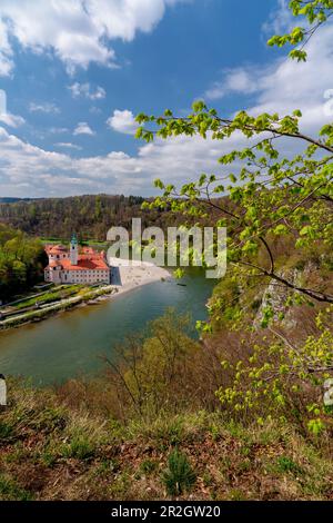 Blick auf das Weltenburger Kloster im Frühling, Kehlheim, Bayern Stockfoto