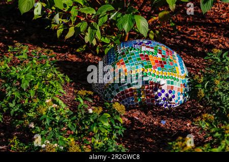 Gartenkunst präsentiert als Mosaik auf einer Kugel, die nur halb sichtbar ist Stockfoto