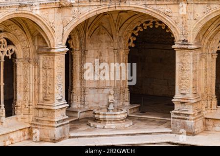 Elemente und Dekorationen aus gelblichen Kalksandsteinen im Kloster des Jeronimos in Belem, Lissabon, Portugal Stockfoto