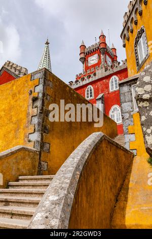 Eine gewundene Treppe im Palacio Nacional da Pena, erbaut in verschiedenen Architekturstilen, über Sintra, Portugal Stockfoto