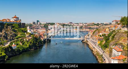 Blick vom Ponte Infante Dom Henrique auf die Altstadt von Porto mit dem Ponte Dom Luís I und dem Douro-Flussufer, Porto, Portugal Stockfoto