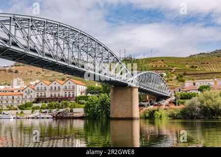 Stahlbrücke über den Fluss Douro in der Weinregion Alto Douro bei Pinhao in Portugal Stockfoto