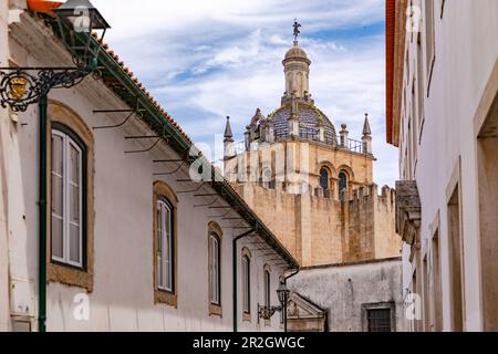 Die unverwechselbare, kreuzende Kuppel der Kathedrale von SE Velha in der historischen Hauptstadt von Coimbra, Portugal Stockfoto