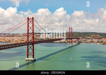 Die Brücke Ponte 25 de Abril über den Tejo in Lissabon aus Sicht der Statue Cristo Rei, Portugal Stockfoto