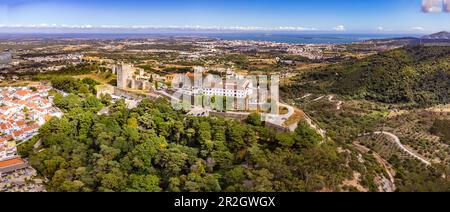 Blick aus der Vogelperspektive auf das Castelo de Palmela mit Blick auf Setubal und die Küste der Costa de Gale in der Nähe von Lissabon, Portugal Stockfoto