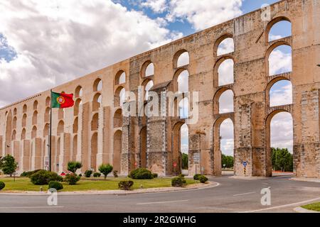 Das Aqueduto da Amoreira Aquädukt, bestehend aus mehreren Bögen, ist das Symbol der Elvas in Portugal Stockfoto