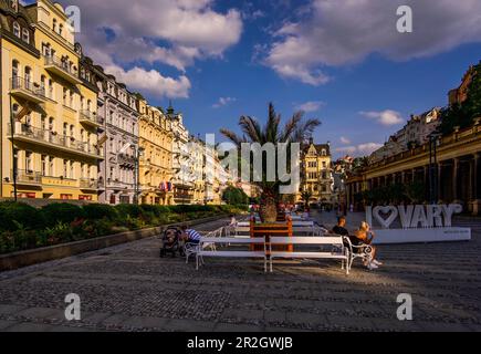 Abendliche Stimmung auf der Promenade vor der Mill Colonnade in Karlsbad, Tschechische Republik Stockfoto