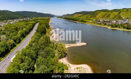 Luftaufnahme des Rheins in Leutesdorg mit den grünen Hängen des Mittelrheintals Stockfoto