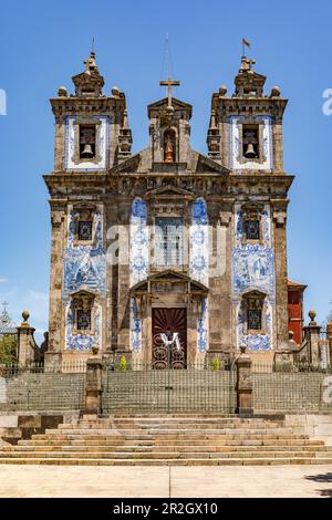 Die Kirche Santo Ildefonso in Porto beeindruckt mit ihren bemalten Keramikfliesen, Portugal Stockfoto