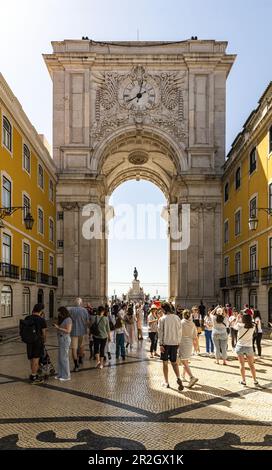 Ein Blick auf den Pracala do Comércio (Commerce Plaza) ist ein großer, an den Hafen angrenzender platz in der portugiesischen Hauptstadt Lissabon Stockfoto