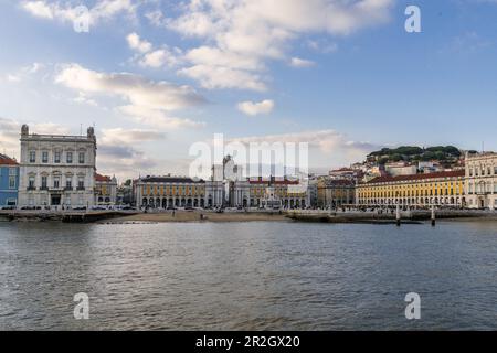 Der Pracala do Comércio (Commerce Plaza) ist ein großer, an den Hafen ausgerichteter platz in der portugiesischen Hauptstadt Lissabon, vom Fluss Tejo aus gesehen Stockfoto