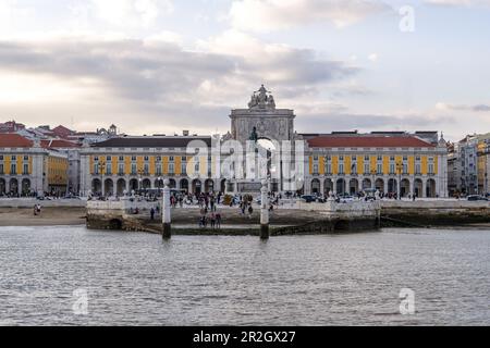 Der Pracala do Comércio (Commerce Plaza) ist ein großer, an den Hafen ausgerichteter platz in der portugiesischen Hauptstadt Lissabon, vom Fluss Tejo aus gesehen Stockfoto