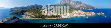 Kokkari, unvergleichlicher Blick auf den Sonnenaufgangsstrand, die Altstadt und den Hafen mit felsigen Inseln vor der Küste auf der Insel Samos in Griechenland Stockfoto