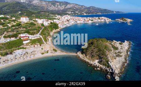 Kokkari, unvergleichlicher Blick auf den Sonnenaufgangsstrand, die Altstadt und den Hafen mit felsigen Inseln vor der Küste auf der Insel Samos in Griechenland Stockfoto