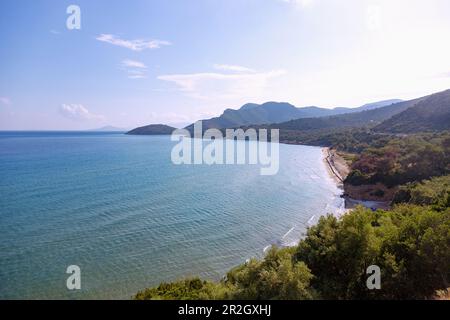 Küstenlandschaft und Sandstrand Psili Ammos in der Nähe von Kampos im Westen der Insel Samos in Griechenland Stockfoto