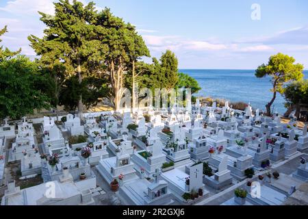 Friedhof der Kirche Metamórphosis tou Christoú in Pythagorion auf der Insel Samos in Griechenland Stockfoto