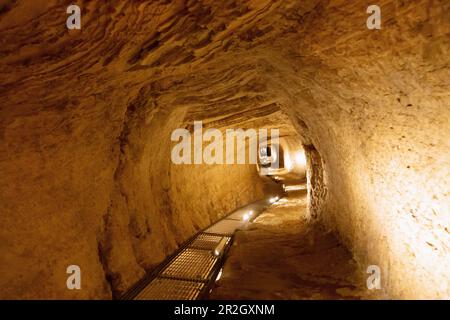 Antiker Tunnel des Eupalinus zur Wasserversorgung in Pythagorion auf der Insel Samos in Griechenland Stockfoto