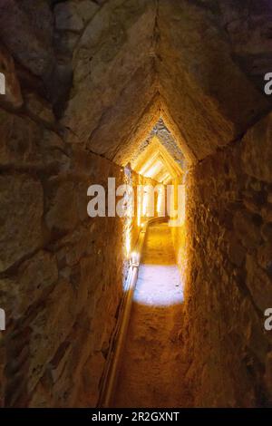 Antiker Tunnel des Eupalinus zur Wasserversorgung in Pythagorion auf der Insel Samos in Griechenland Stockfoto