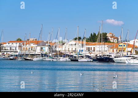 Fischereihafen Pythagorion mit Blick auf die Kirche Metamórphosis tou Christoú auf der Insel Samos in Griechenland Stockfoto