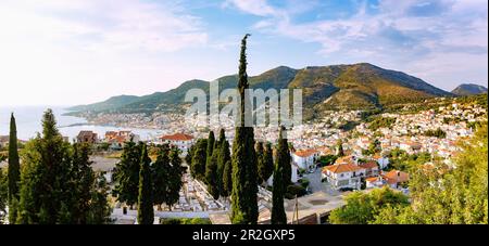 Stadtpanorama der Stadt Samos mit Blick auf die Bucht von Vathy, den Berg Thios und Ano Vathi auf der Insel Samos in Griechenland Stockfoto