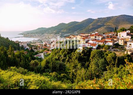 Stadtpanorama der Stadt Samos mit Blick auf die Bucht von Vathy, den Berg Thios und Ano Vathy auf der Insel Samos in Griechenland Stockfoto