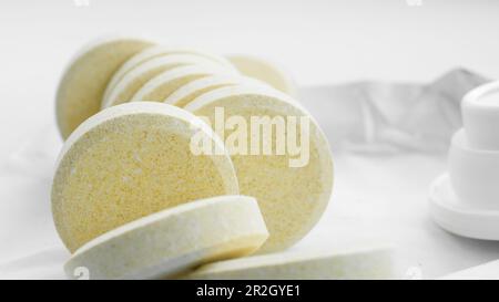 Haufen löslicher Brausetabletten auf Papierhintergrund. Vitamine und Nahrungsergänzungsmittel. Gesundheitswesen und Medizin. Vorderansicht. Stockfoto