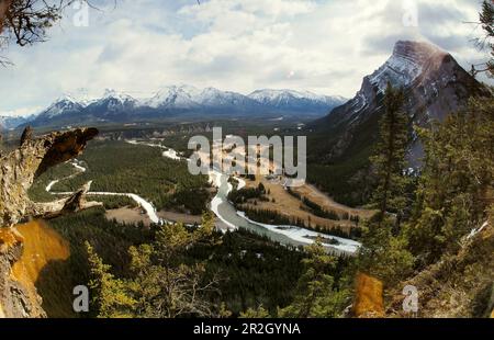 Blick vom Tunnel Mountain in der Nähe von Banff mit Mount Rundle, Banff National Park, Alberta, West Canada Stockfoto