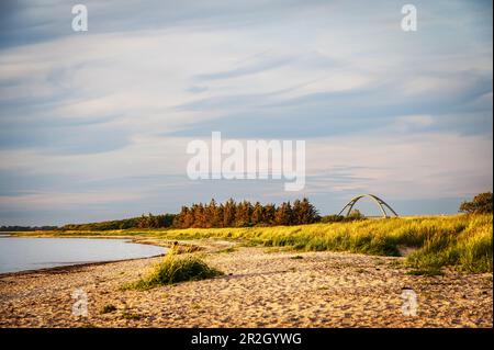 Blick auf die Fehmarn-Schallbrücke bei Grossenbrode im Abendlicht, Ostsee, Ostholstein, Schleswig-Holstein, Deutschland Stockfoto