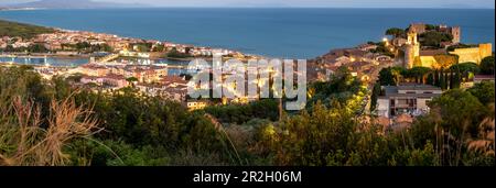 Castiglione della Pescaia, antike Stadt am Tyrrhenischen Meer, Mittelmeerküste, beliebter Badeort, Provinz Grosseto, Toskana, Italien Stockfoto