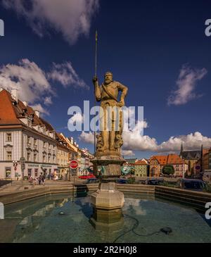 Roland-Brunnen am Marktplatz in Eger (Cheb), Karlsbad-Region, Westböhmen, Tschechische Republik Stockfoto