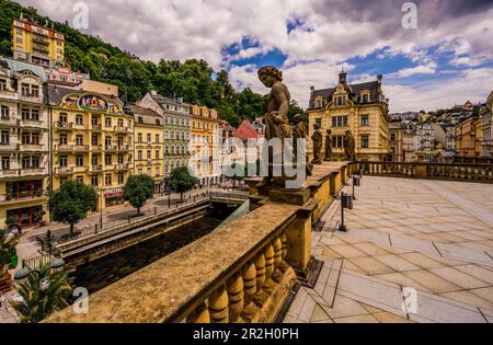Blick auf das Teplá und die historischen Stadthäuser von der Terrasse der Mill Fountain Colonnade, Karlsbad; Karlsbad, Tschechische Republik Stockfoto