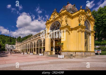Spa Colonnade und Cross Spring Pavillon in Marienbad, Mariánské Lázne, Tschechische Republik Stockfoto
