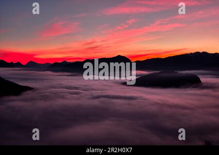 Sonnenaufgang über dem Luganer See, Tessin, Schweiz Stockfoto