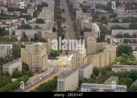 Strausberger Platz mit Brunnen, Friedrichshain-Viertel, Berlin, Deutschland Stockfoto