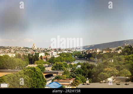 Tiflis Altstadt mit Sameba-Kathedrale auf dem Hügel Stockfoto