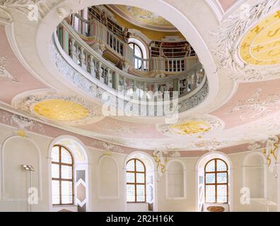 Refektorium und Blick auf die Bibliothek im Benediktinerkloster St. Mang in Füssen im Ostallgäu in Bayern Stockfoto