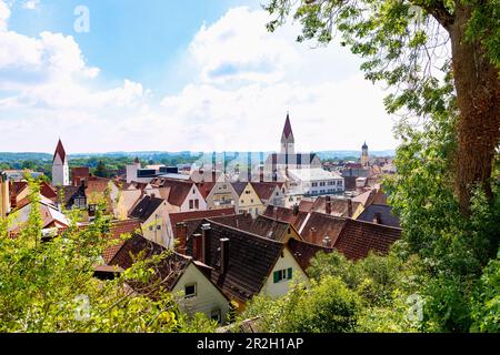 Stadtblick auf Kaufbeuren mit Crescentiakloster, Kirche St. Martin- und Dreifaltigkeitskirche aus Klosterberggarten in Ostallgäu in Bayern Stockfoto