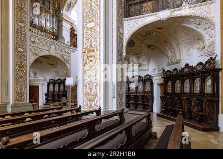 Chor mit Chorständen, Stuckarbeiten und Blick auf die Orgel der Basilika St. Lorenz in Kempten im Allgäu in Bayern Stockfoto