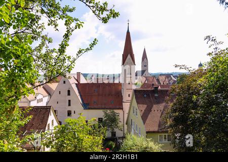 Stadtblick auf Kaufbeuren mit dem Kloster Crescentia und der Kirche St. Martin aus dem Klosterberggarten im Ostallgäu in Bayern Stockfoto