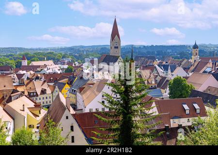 Stadtblick auf Kaufbeuren mit der Kirche St. Martin und die Dreifaltigkeitskirche im Östallgäu in Bayern Stockfoto