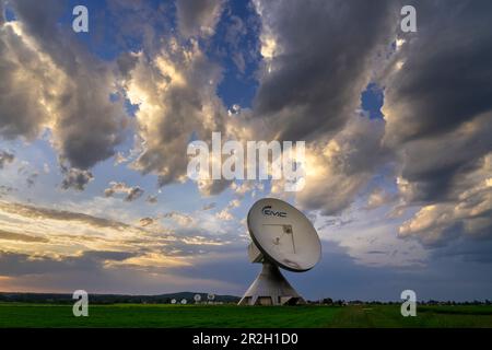 Radioteleskope der Raisting-Erdstation vor malerischen Gewitterwolken, Raisting, Oberbayern, Bayern, Deutschland Stockfoto
