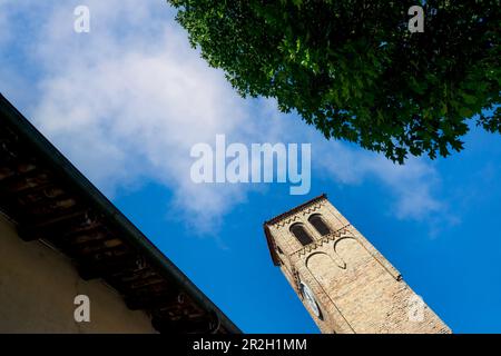 Der Kirchturm der malerischen Stadt Roddi, Provinz Cuneo, Piemont, Italien, Europa Stockfoto