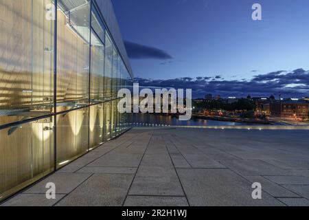 Blick von der beleuchteten Oper während der blauen Stunde in Oslo, Norwegen. Stockfoto