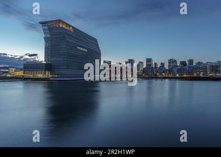 Blick auf das Edvard Munch Museum und das Barcodeviertel in Oslo, Norwegen. Stockfoto