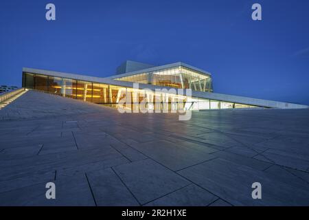 Das beleuchtete Opernhaus zur blauen Stunde in Oslo, Norwegen. Stockfoto