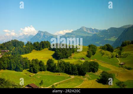 Blick aus der Vogelperspektive auf die Bergkette mit klarem blauen Himmel in Burgenstock, Nidwalden, Schweiz. Stockfoto