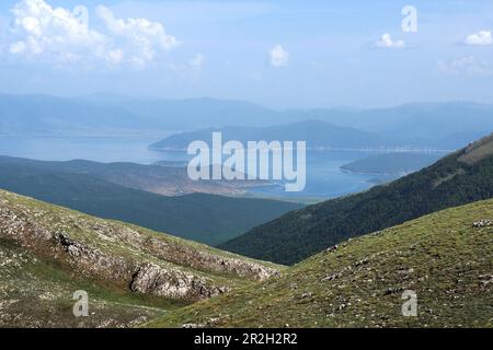 Blick auf den Prespa-See, Wanderung im Galicica-Nationalpark über dem Ohrid-See in Nordmazedonien Stockfoto