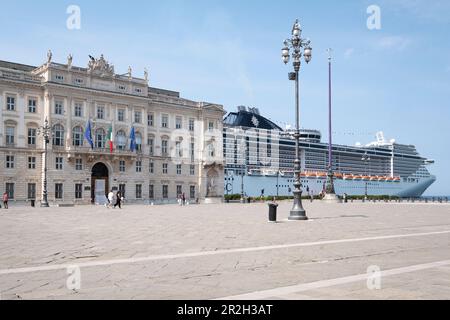 Palazzo della Regione auf der Piazza dell'Unita d'Italia mit Kreuzrittern im Hintergrund, Venetien, Venetien, Friaul-Julisch Venetien, Triest, Italien, Europa Stockfoto